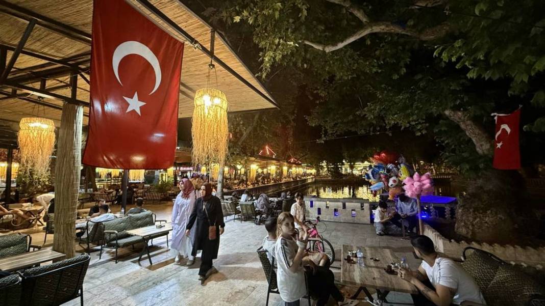 Gündüz sıcağından kaçan kültür meraklıları tarihi alanları gece serinliğinde görme fırsatı yakalıyor 2